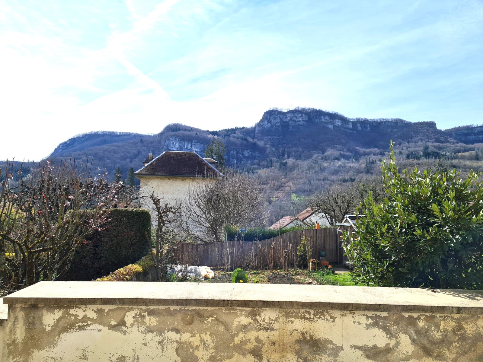 Vente MAISON DE VILLAGE DANS LA VALLE DE LA LOUE Authentique Home
